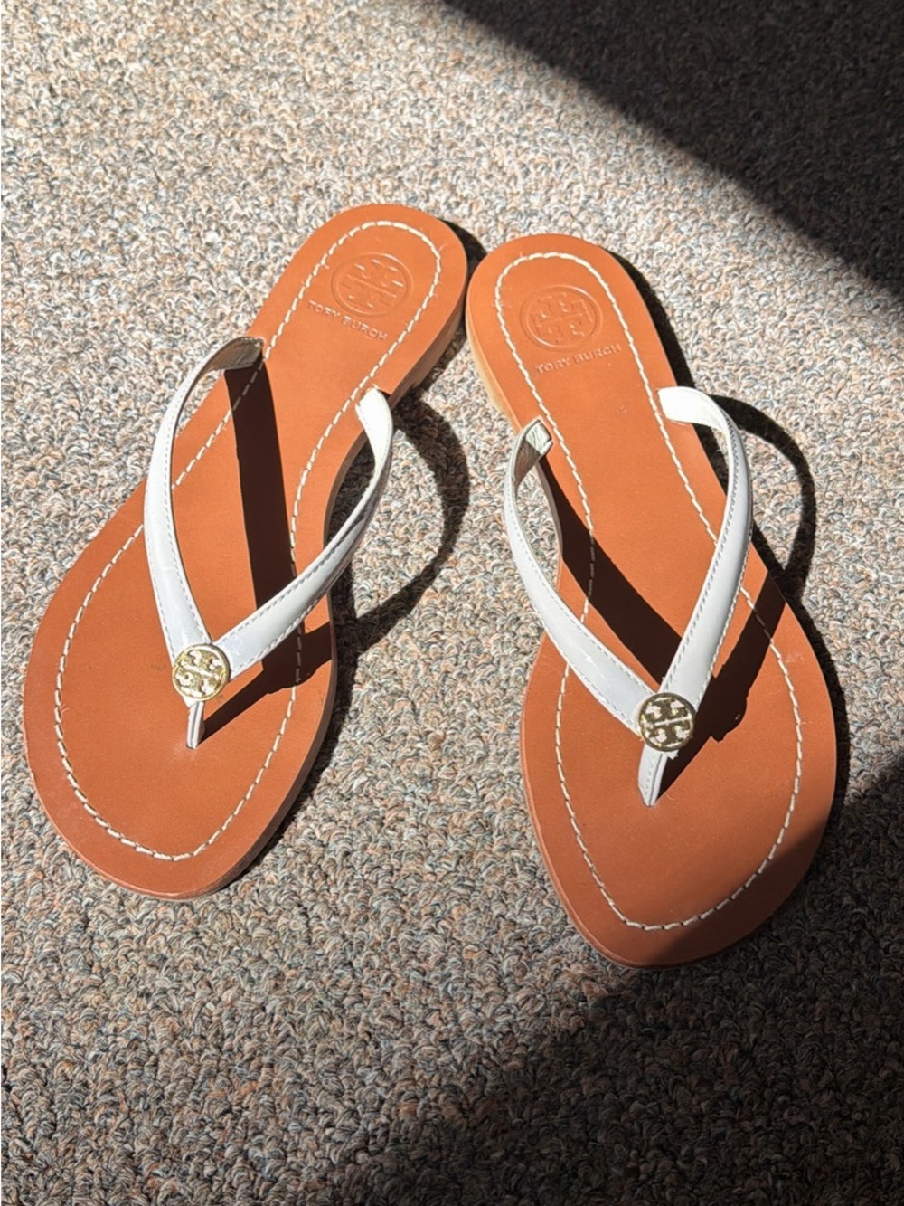 Tory Burch White Leather Thong Sandals with Tan Footbed and Gold Logo